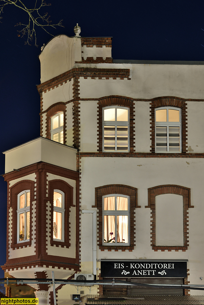 2024-01-09 08 Berlin Grünau. Eiskonditorei Annett. Mietshaus mit Ladenlokal. Büxensteinallee 2