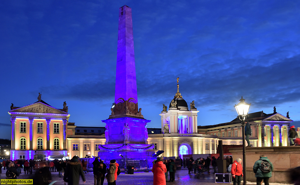 Potsdam Alter Markt mit Obelisk erbaut 1753-1755 aus Marmor auf Sandsteinsockel von Georg Wenzeslaus von Knobelsdorff für Friedrich Wilhelm II. Wiederaufbau 1978-1979. Hinten Brandenburger Landtag mit Fortunaportal