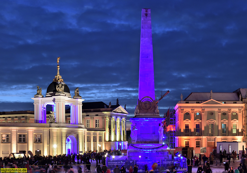 Potsdam Alter Markt mit Obelisk erbaut 1753-1755 aus Marmor auf Sandsteinsockel von Georg Wenzeslaus von Knobelsdorff für Friedrich Wilhelm II. Wiederaufbau 1978-1979. Hinten Brandenburger Landtag mit Fortunaportal