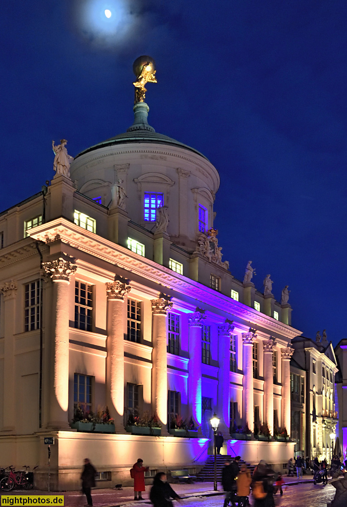 Potsdam Museum erbaut 1753-1755 als Altes Rathaus von Johann Boumann u Carl Ludwig Hildebrandt für König Friedrich Wilhelm II. mit Atlas auf Kuppel. Am Alten Markt