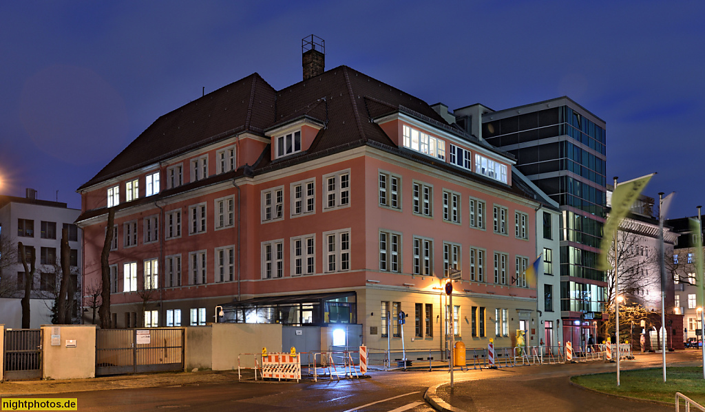 Berlin Mitte. Botschaft der Ukraine. Erbaut 1910 von Ludwig Hoffmann als Verwaltungsgebäude der Städtischen Gaswerke und Botschaft. Umbau 1992. Albrechtstrasse 26