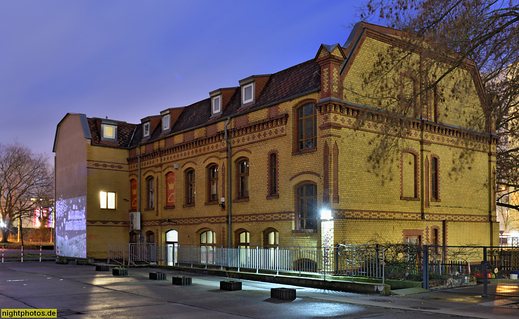Berlin Lichtenberg. KITA an der alten Kastanie der abw gGmbH. Ehemaliges Lederkontor erbaut 1905 als Fabrik für Gebrüder Schlägel. Franz-Jacob-Str. 16-18 am Anton-Saefkow-Platz
