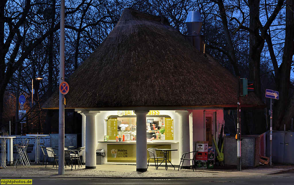 Berlin Dahlem. Imbiss. Kiosk erbaut 1912-1913 von Friedrich und Wilhelm Hennings als Wartehäuschen einer damaligen Strassenbahn. Reetdach auf Säulenvorbau. Königin-Luise-Strasse 44