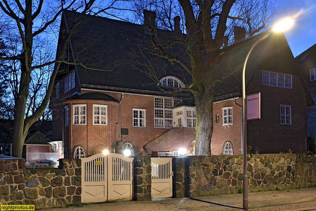Berlin Dahlem. Martin-Niemöller-Haus. Erbaut 1910 von Heinrich Straumer als Pfarrhaus in Landhausstil. Pacelliallee 61