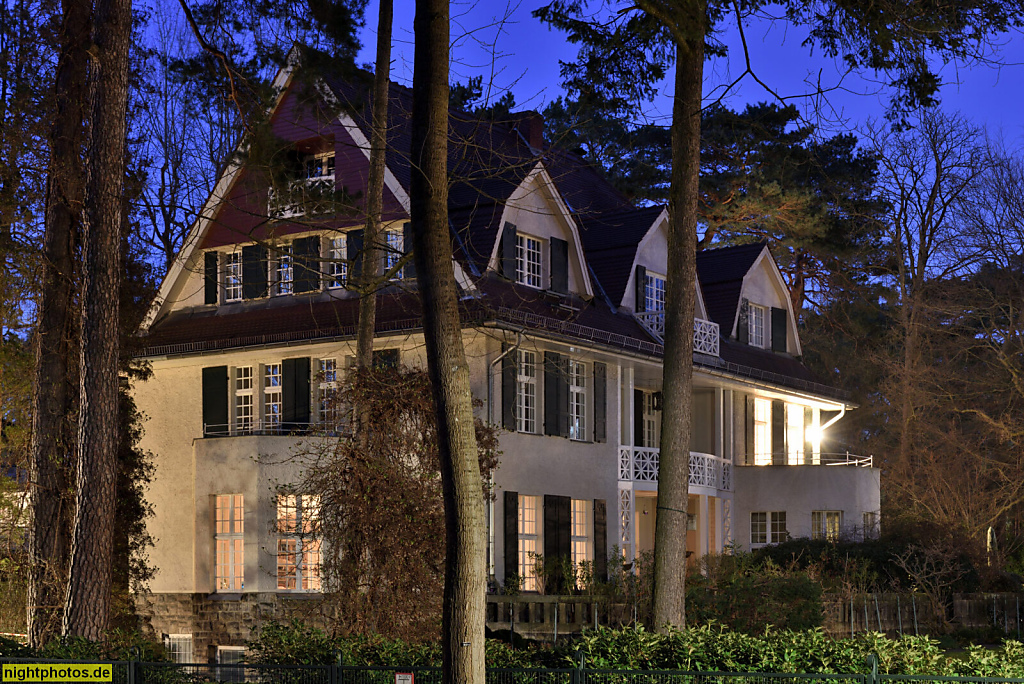 Berlin Dahlem. Haus Neuhaus. Erbaut 1906-1907 von Hermann Muthesius als Landhaus für Ministerialdirektor Dr. Heinrich Jacob Neuhaus. Umbau zum Mehrfamilienhaus 1973-1975 von Peter Heynert. Bernadottestrasse 56