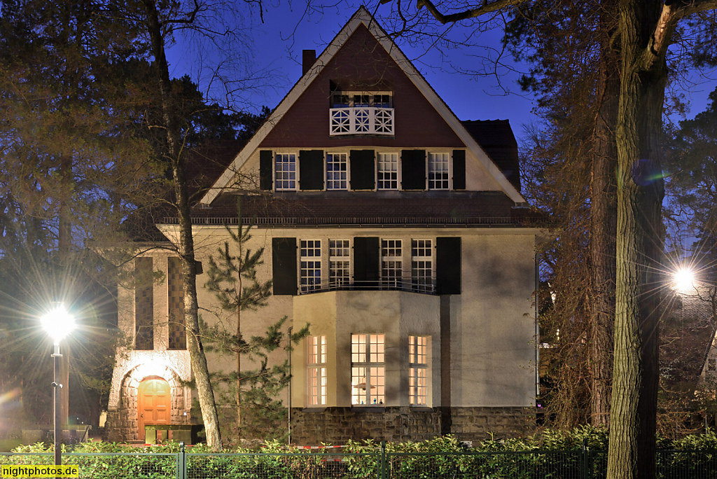 Berlin Dahlem. Haus Neuhaus. Erbaut 1906-1907 von Hermann Muthesius als Landhaus für Ministerialdirektor Dr. Heinrich Jacob Neuhaus. Umbau zum Mehrfamilienhaus 1973-1975 von Peter Heynert. Bernadottestrasse 56