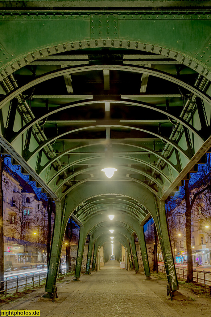 Berlin Prenzlauer Berg. Hochbahnviadukt der U-Bahn Linie 2 an der Schönhauser Allee. Erbaut 1911-1913 von Alfred Grenander und Johannes Bousset