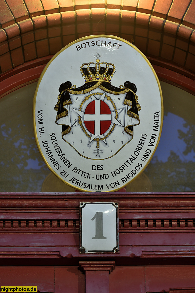 Berlin Charlottenburg. Malteser Ritterorden. Zentrale der Malteser. Erbaut 1888-1889 als Feuerwache Alt-Lietzow von Paul Bratring und Rudolf Walter. Portal. Lüdtgeweg 1