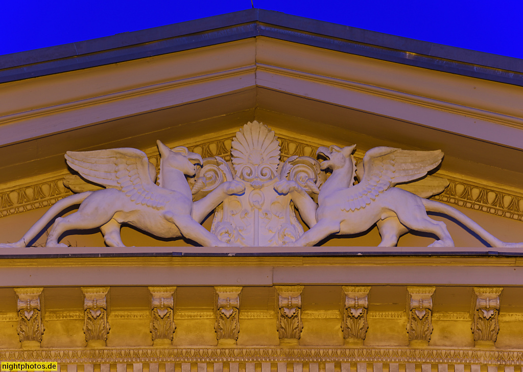 Berlin Charlottenburg. Standesamt. Villa Kogge neoklassizistisch erbaut 1864-1866 für Holzhändler Carl Albert Friedrich Kogge. Flügellöwe Relief. Alt-Lietzow 28