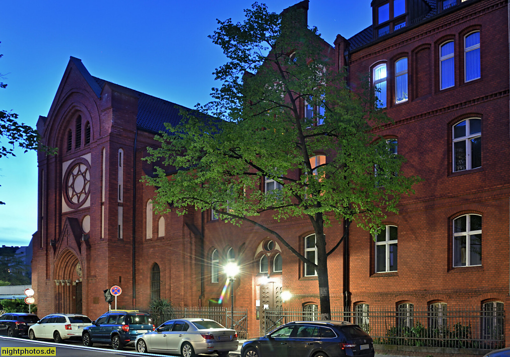Berlin Charlottenburg. Herz-Jesu-Kirche. Katholisch. Erbaut 1875-1877 von Hubert Stier in neogotischen Formen. Pfarrhaus erbaut 1900-1901 von Christoph Hehl. Alt-Lietzow 21
