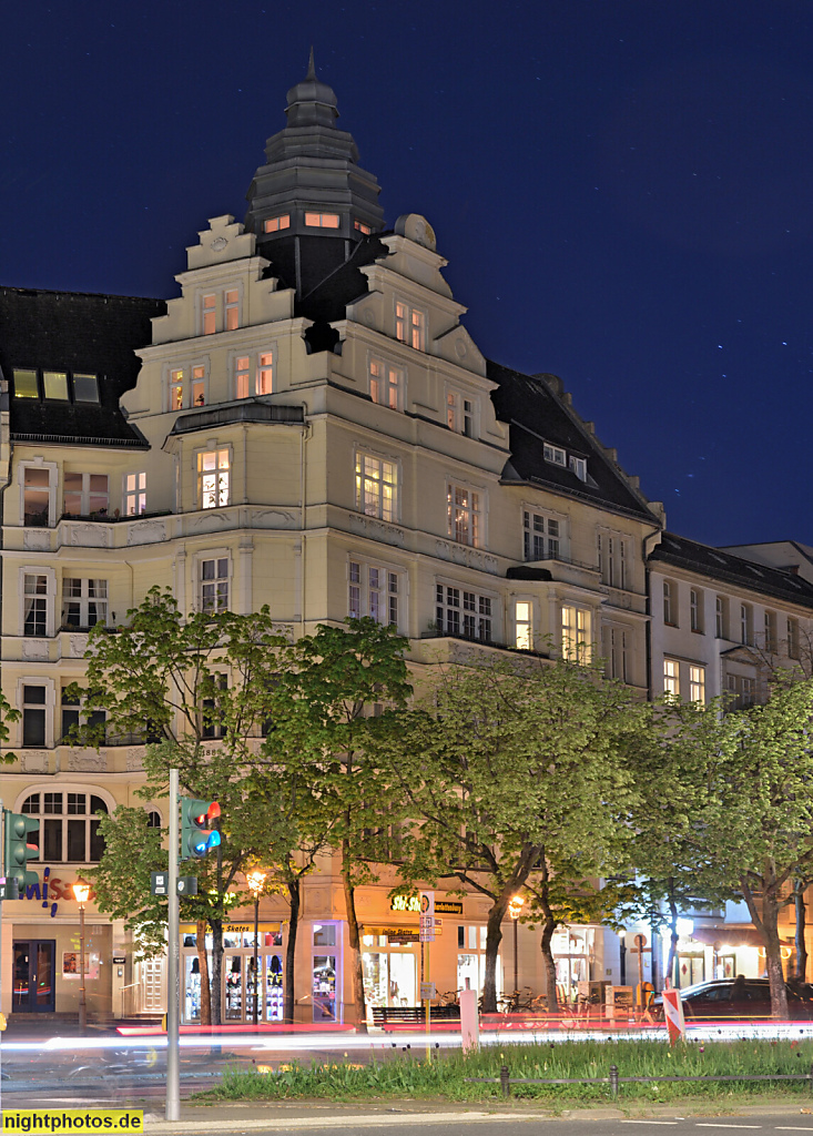 Berlin Charlottenburg. Wohn- und Geschäftshaus mit doppeltem Stufengiebel. Erbaut 1907-1908 von Gustav Seibt und Julius Manasse. Schustehrusstrasse 1 Richard-Wagner-Platz 5