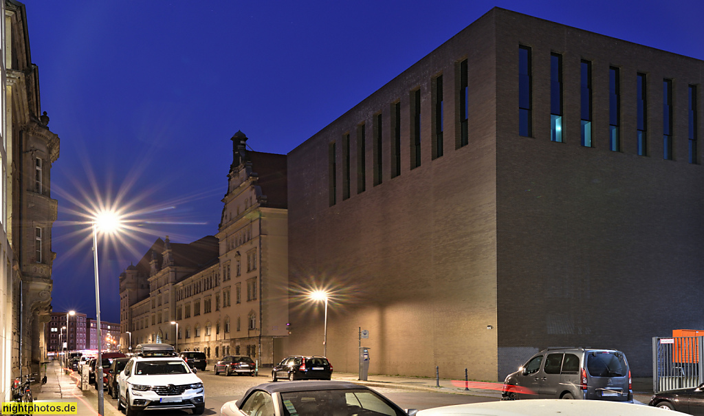 Berlin Mitte. Archäologisches Zentrum erbaut 2007-2012 von Harris und Kurrle für Stiftung Preussischer Kulturbesitz. Hinten Museumshöfe mit Verband für Archäologie. Geschwister-Scholl-Strasse 6