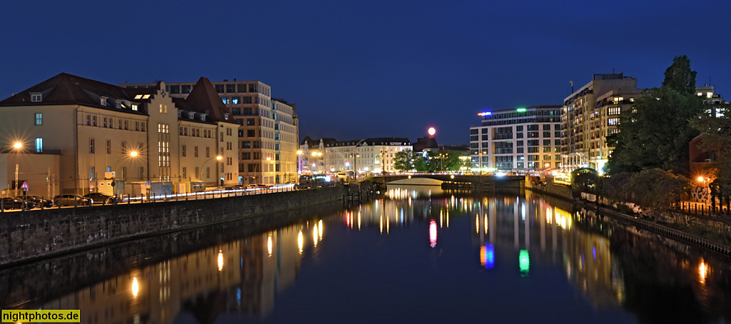 Berlin Mitte. Panorama. Spree mit Weidendammer Brücke. Blick von der Ebertsbrücke. Links Katholisches Militärbischofsamt. Hinten Theater des Berliner Ensemble