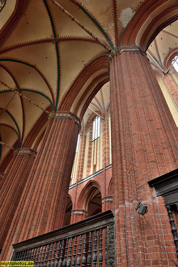 Wismar. St. Nikolai. Erbaut 1381-1487 als Kirche der Seefahrer und Fischer von Baumeister Heinrich von Bremen. Spätgotische Basilika in norddeutscher Backsteingotik. Renoviert 1880-1881. Bündelpfeiler. Kreuzrippengewölbe