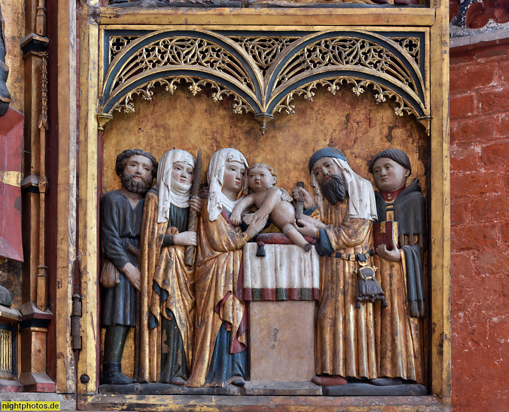 Wismar. St. Nikolai. Erbaut 1381-1487 als Kirche der Seefahrer und Fischer von Baumeister Heinrich von Bremen. Altaraufsatz der Krämergilde geschnitzt 1430-1440. Beschneidung Jesus