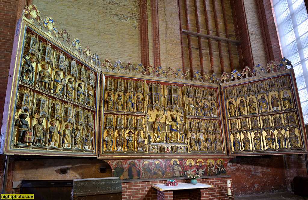 Wismar. St. Nikolai. Erbaut 1381-1487 als Kirche der Seefahrer und Fischer von Baumeister Heinrich von Bremen. Flügelaltar aus der Georgenkirche von 1430 in der Vorhalle