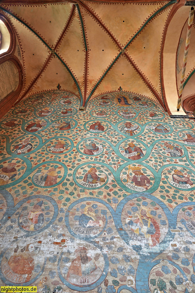 Wismar. St. Nikolai. Erbaut 1381-1487 als Kirche der Seefahrer und Fischer von Baumeister Heinrich von Bremen. Wandmalerei mit floraler Ornamentik im Seitenschiff unter Kreuzrippengewölbe