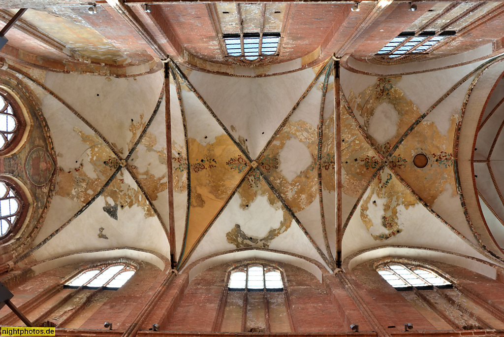 Wismar. St. Georgen. Erbaut 1295-1594 als Kirche der Landesherren und Handwerker. Spätgotische Basilika. Kreuzrippengewölbe mit Malereifragmenten. Obergaden