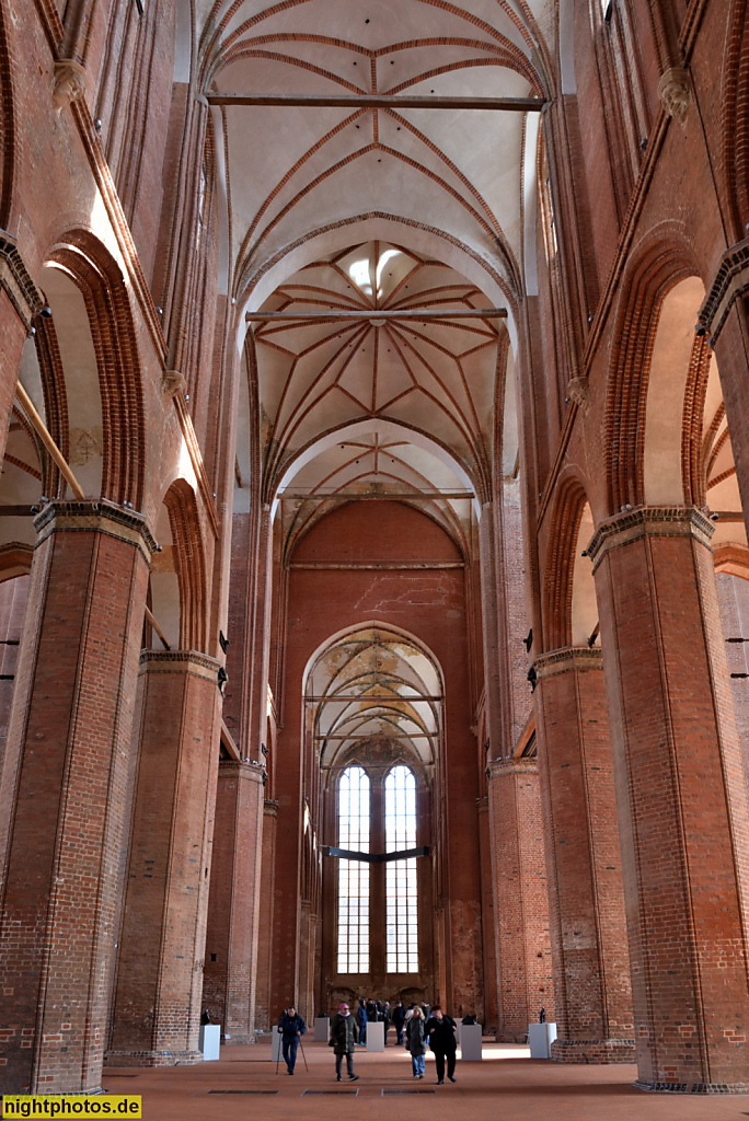 Wismar. St. Georgen. Erbaut 1295-1594 als Kirche der Landesherren und Handwerker. Spätgotische Basilika. Langhaus mit Kreuzrippengewölbe
