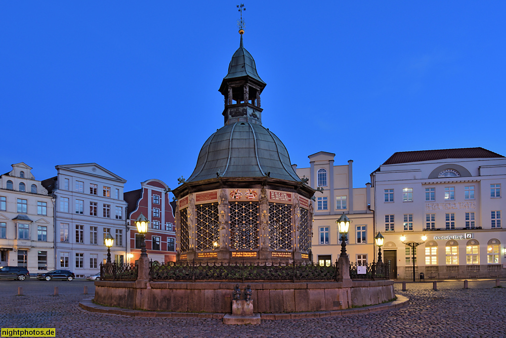 Wismar. Wasserkunst. Brunnen. Erbaut 1579-1602 von Baumeister Philipp Brandin und Meister Heinrich Dammert. Bis 1897 Teil der Wasserversorgung. Restauriert 1966-1976 und 1998. Am Markt