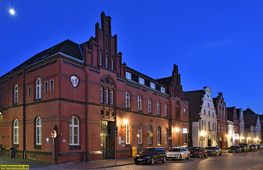 Wismar. Postamt erbaut 1886 von Architekt Borgmann. Backsteinbau neugotisch mit zwei Risaliten Masswerkfries und Wappentafeln. Mecklenburger Strasse 18-20