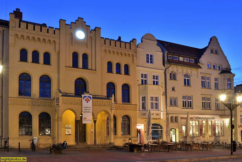 Wismar. Stadthaus BürgerServiceCenter mit TouristInfo. Erbaut 1858 von Helmuth Brunswig im Tudorstil als Stadtwache. Saniert 2013-2015. Am Markt 11