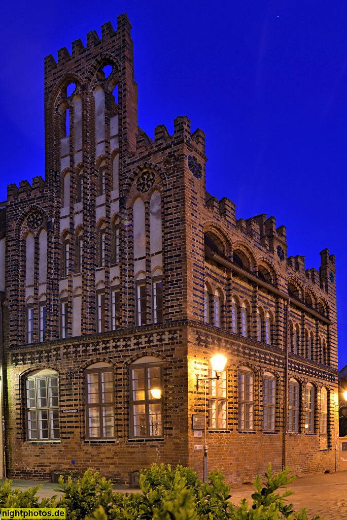 Wismar. Archidiakonat am St.-Marien-Kirchhof. Erbaut als Wohnhaus ab 1400 in Backsteingotik. Restauriert 1880-1885. Wiederaufbau 1962-1963. St.-Marien-Kirchhof 3