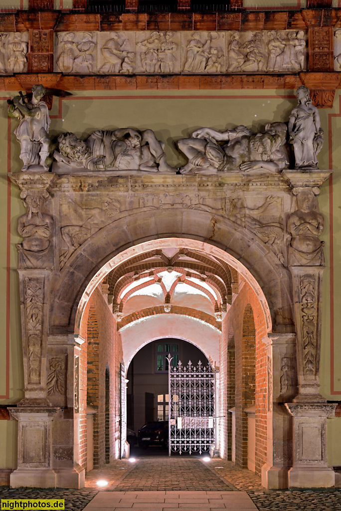 Wismar. Fürstenhof erbaut 1553-1554 von Gabriel von Aken und Valentin von Lyra für Herzog Johann Albrecht I. Schwedisches Tribunal 1653-1802. Amtsgericht seit 1876. Hofportal mit Figurenfries