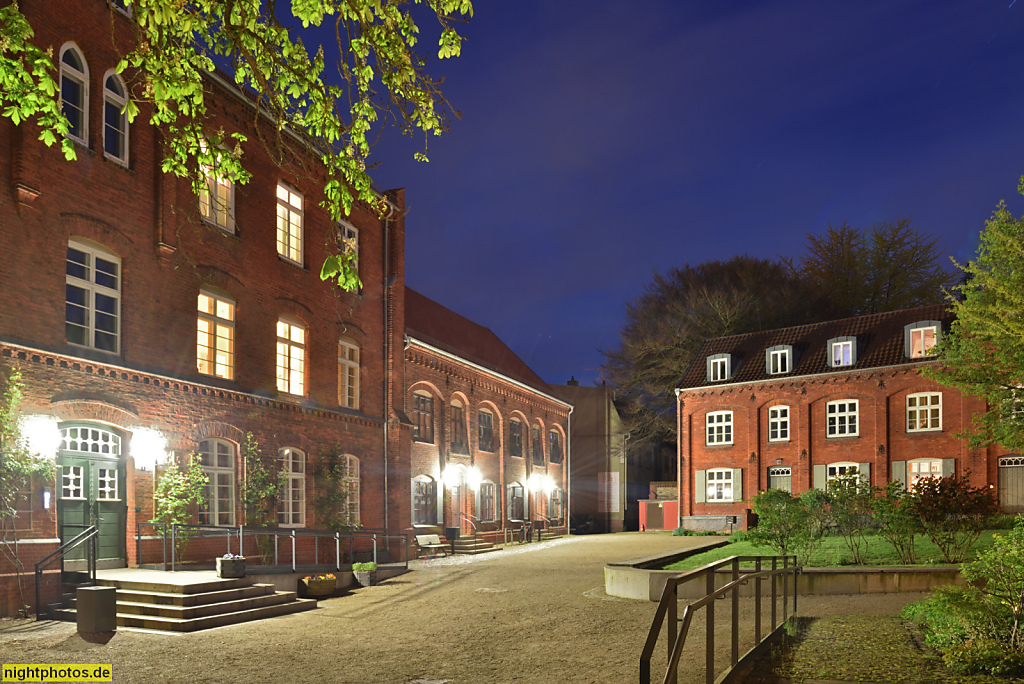 Wismar. Kirchhof der Heiligen-Geist-Kirche. Heiligen-Geist-Hospital mit Langhaus von 1411. Neustadt 1-1e. Drehort der Fernsehserie 'SoKo Wismar'
