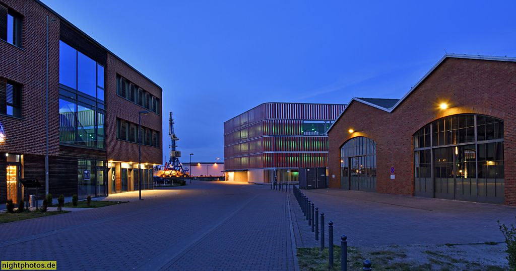Wismar. Ärztehaus erbaut 2017 von Architekturbüro Keipke. Parkhaus erbaut 2017-2018 von Lengfeld und Wilisch mit Andreas Rossmann. Markthalle Wismar als Veranstaltungshalle. Stockholmer Strasse