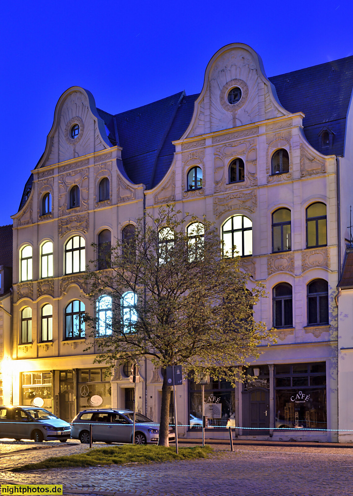 Wismar. Cafe und Galerie Sinnenreich. Als Wohnhaus erbaut 1907 im Jugendstil mit Fassadenschmuck und Schweifgiebel. Saniert 2008. Hinter dem Chor 5-7