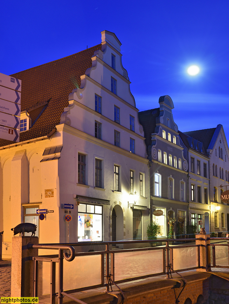 Wismar. Galerie Kristine Hamann. Cafe Glücklich. Giebelhäuser mit Schweifgiebel. Schweinsbrücke 9-11