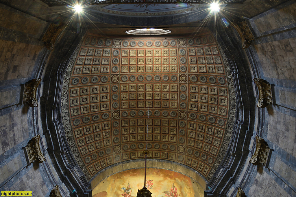 Girona. Basilica de Sant Feliu. Erbaut 12.-17. Jahrhundert. Kapelle San Narciso mit Schrein für Heiligen Narcissus von Girona. Tonnengewölbe