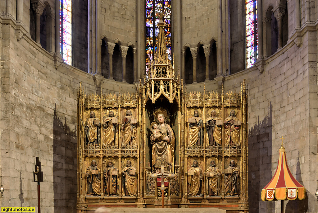 Girona. Basilica de Sant Feliu. Erbaut 12.-17. Jahrhundert auf romanischem Grundriss in Gotik mit barocken Fassadenelementen. Altar