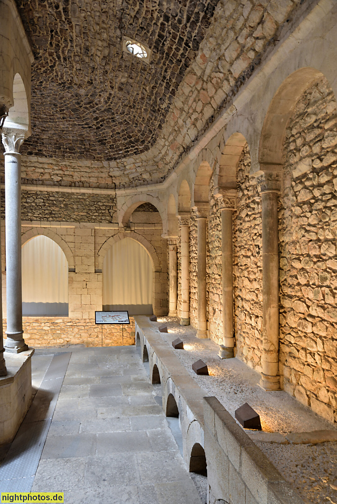 Girona. Banys Arabs. Arabische Bäder. Apodyterium mit Umkleidekabinen. Erbaut 1194. Bad bis 15. Jhdt. Kapuzinerkloster ab 1617. Öffentliches Eigentum seit 1929. Restauriert 1930-1931