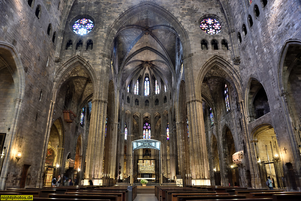 Girona. Catedral de Girona. Romanisch erbaut 1010-1038 für Bischof Pere Roger. Peter I. von Carcassonne. Langhaus mit Hochaltar Spitzbogenjoch und Kreuzrippengewölbe