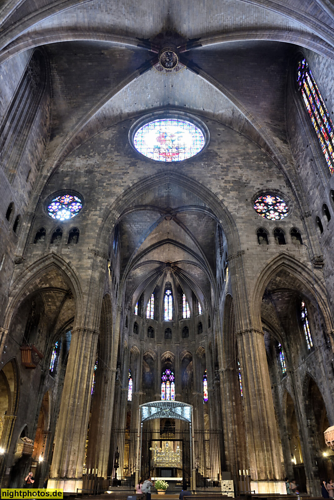 Girona. Catedral de Girona. Romanisch erbaut 1010-1038 für Bischof Pere Roger. Peter I. von Carcassonne. Langhaus mit Hochaltar Spitzbogenjoch und Kreuzrippengewölbe