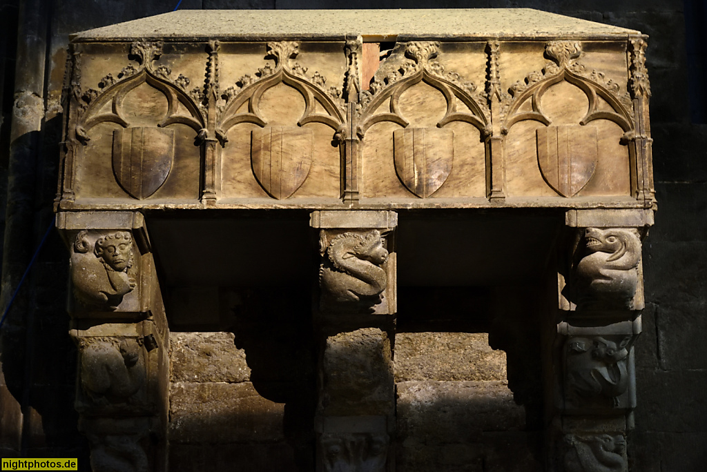 Girona. Catedral de Girona. Romanisch erbaut 1010-1038 für Bischof Pere Roger. Peter I. von Carcassonne. Balkon mit geschnitztem Masswerk und Schildwappen. Konsolen mit figuralem Schnitzwerk