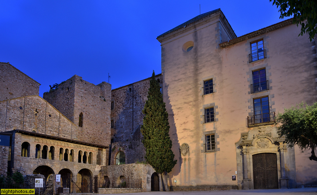 Sant Feliu de Guixols. Monasterio de San Felíu de Guixols erbaut als Benediktinerkloster im 10. Jahrhundert. Romanische Porta Ferrada zwischen Torre del Fum (Rauchturm) und Torre del Corn