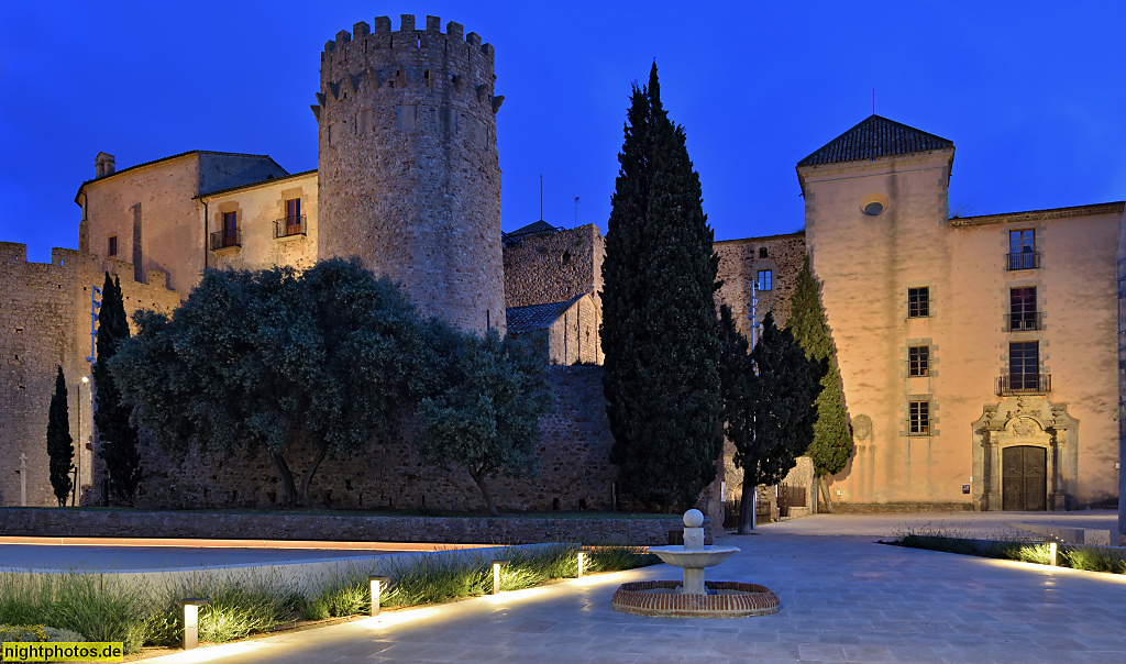 Sant Feliu de Guixols. Monasterio de San Felíu de Guixols erbaut als Benediktinerkloster im 10. Jahrhundert. Torre del Fum. Torre del Corn