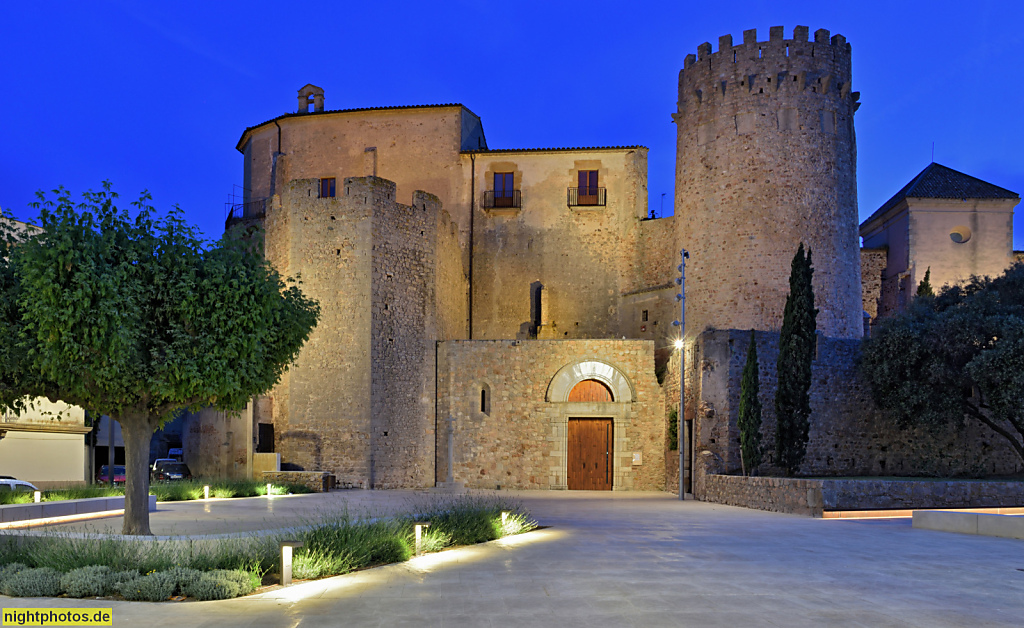Sant Feliu de Guixols. Monasterio de San Felíu de Guixols erbaut als Benediktinerkloster im 10. Jahrhundert. Parròquia de la Mare de Déu dels Àngels. Torre del Fum