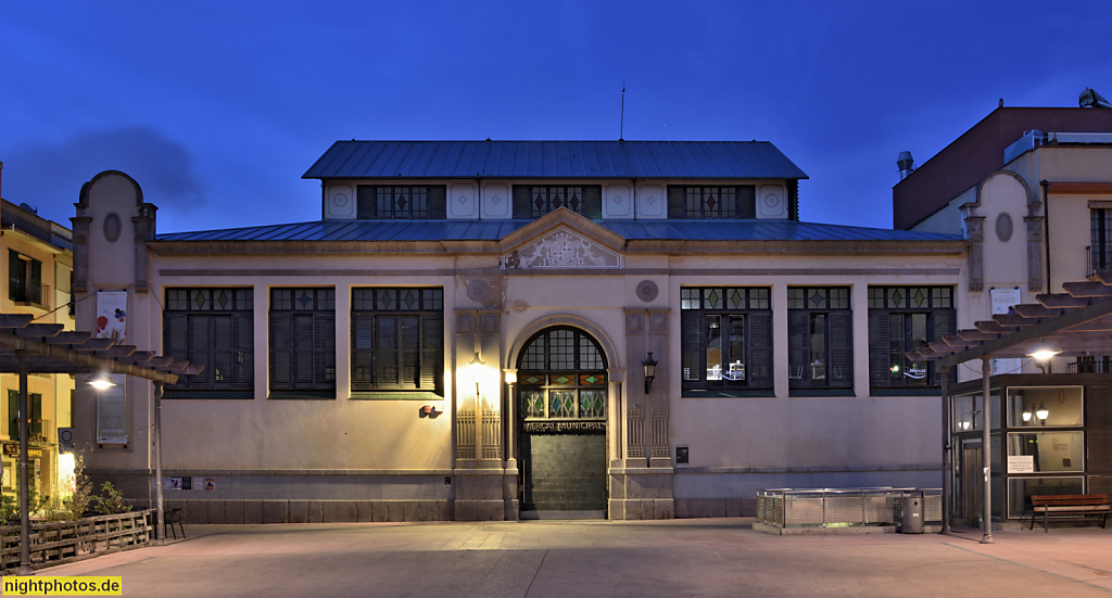 Sant Feliu de Guixols. Placa del Mercat mit Mercat Municipal. Markthalle des Städtischen Markts. Laut Inschrift von 1930