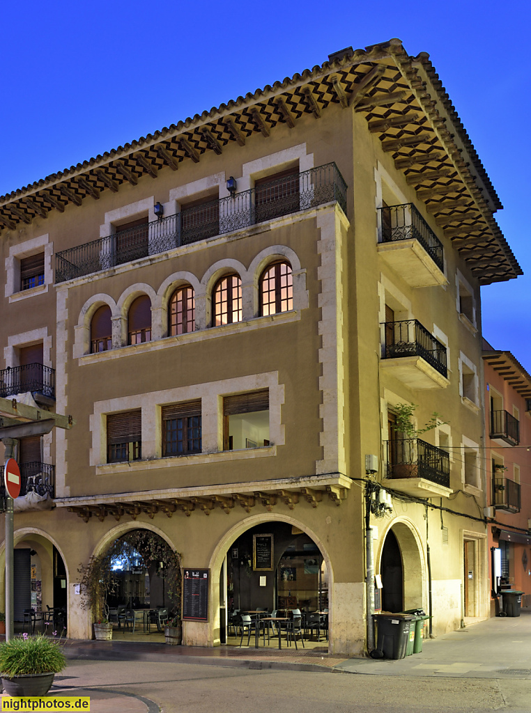 Sant Feliu de Guixols. Placa del Mercat mit 'The Brunobar'