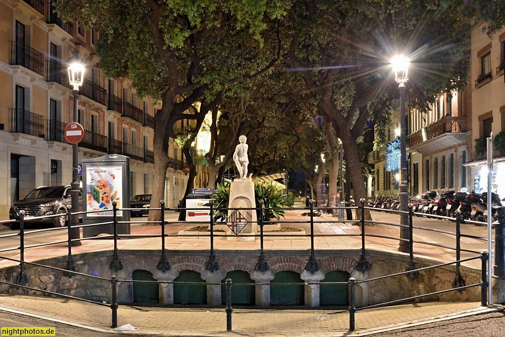 Sant Feliu de Guixols. Rambla del Portalet. Clavaguera. Abwasserkanal erbaut 1894 von Architekt Guitart i Lostaló. Rechts Casa la Campana