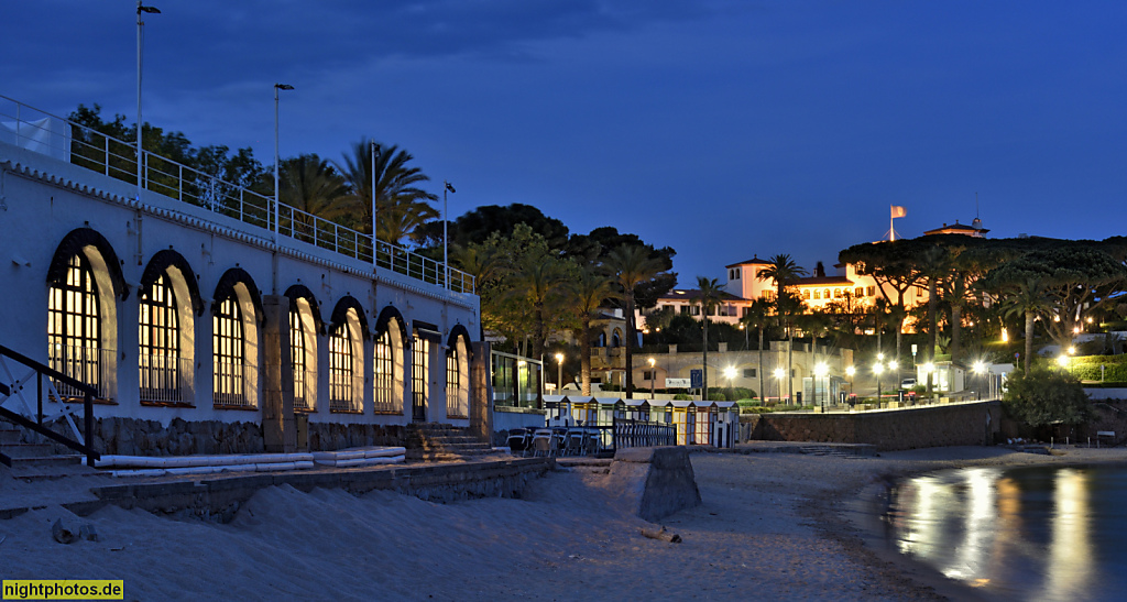 Platja d'Aro. Ortsteil s'Agaro. Cala de Sant Pol. Taverna del Mar. Erbaut 1929 als Banys de S'Agaró. Nach Brand Wiederaufbau 1935-1936 von Francesc Folguera i Grassi. Renoviert 2014 von Designer Lázaro Rosa-Violán