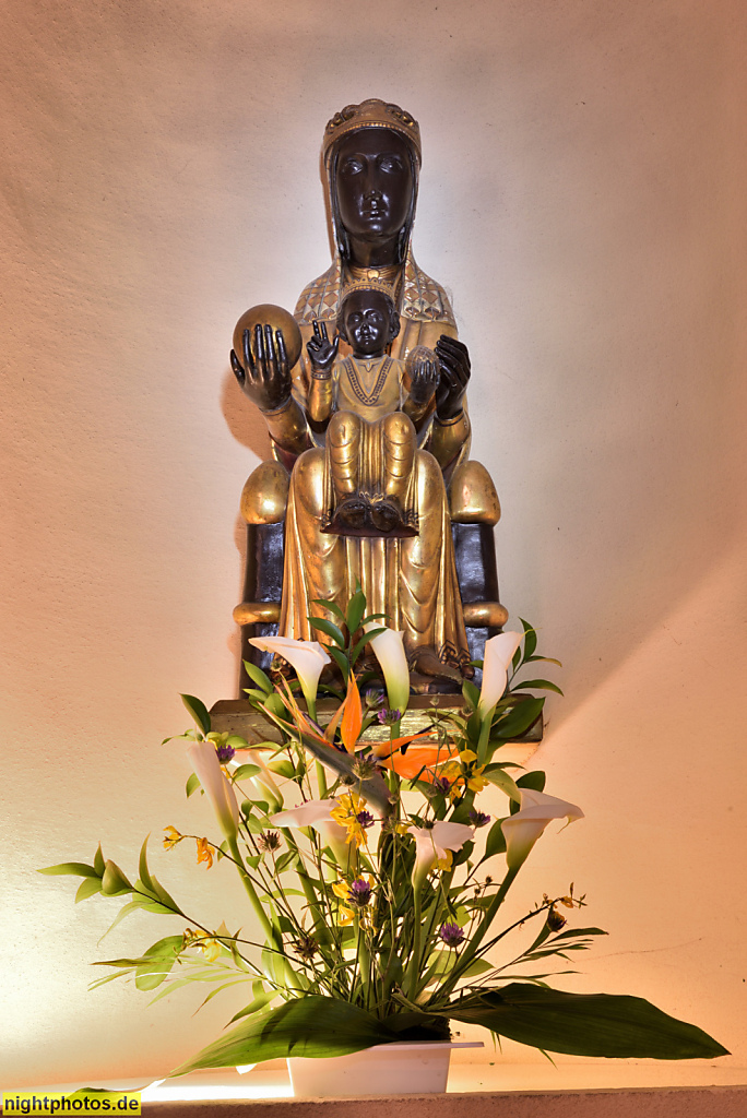 Sant Feliu de Guixols. Monasterio de San Felíu de Guixols erbaut als Benediktinerkloster im 10. Jahrhundert. Schwarze Madonna. La Moreneta. Schutzheilige Kataloniens