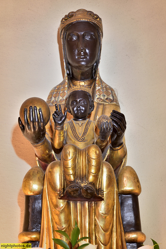 Sant Feliu de Guixols. Monasterio de San Felíu de Guixols erbaut als Benediktinerkloster im 10. Jahrhundert. Schwarze Madonna. La Moreneta. Schutzheilige Kataloniens