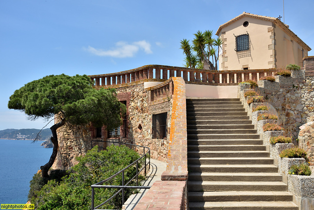 Sant Feliu de Guixols. Ermita de Sant Elm. Erbaut ab 1452 als Wachturm. Ab 1600 Ausbau zur Burg. Kriegszerstört 1696. Wiederaufbau 1723