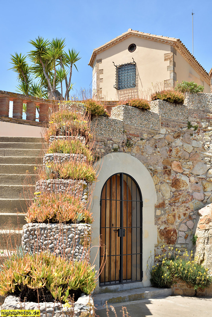 Sant Feliu de Guixols. Ermita de Sant Elm. Erbaut ab 1452 als Wachturm. Ab 1600 Ausbau zur Burg. Kriegszerstört 1696. Wiederaufbau 1723