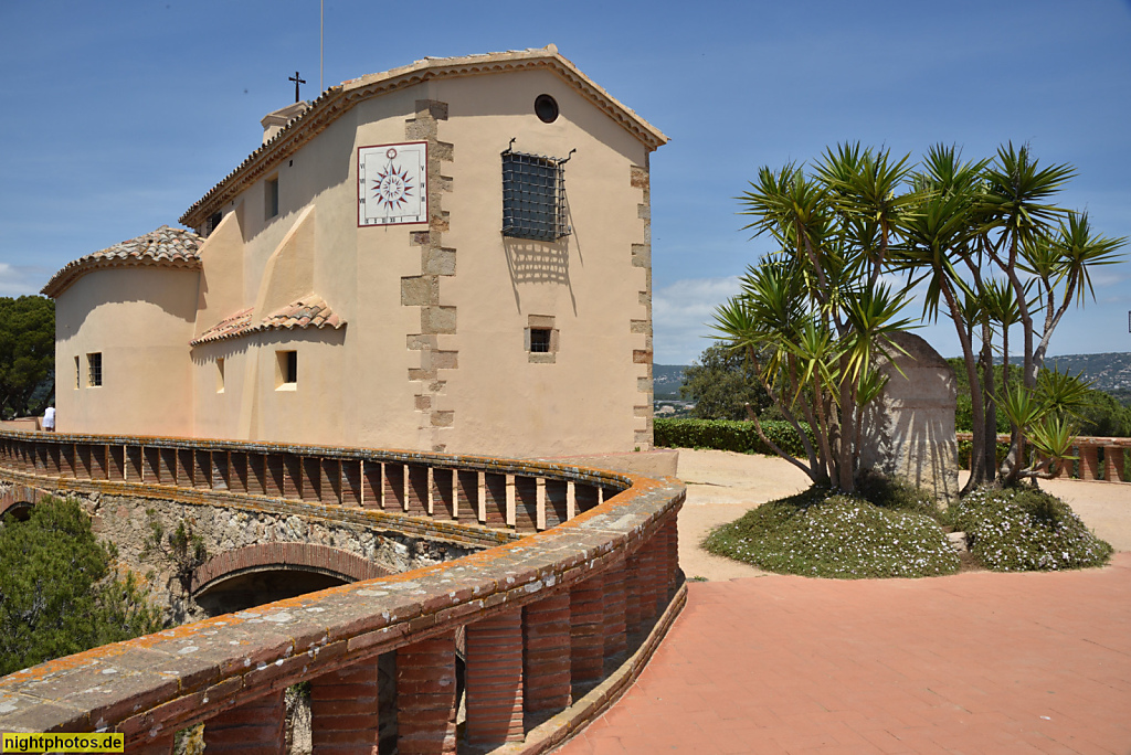 Sant Feliu de Guixols. Ermita de Sant Elm. Erbaut ab 1452 als Wachturm. Ab 1600 Ausbau zur Burg. Kriegszerstört 1696. Wiederaufbau 1723. Gedenkstein für Ferran Agulló Vidal errichtet 1963 von Bürgermeister Joan Puig Admetller